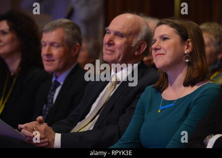 Hamilton, Schottland, Großbritannien. 23 Feb, 2019. (L - R) Willie Rennie MSP-Führer der schottischen Liberaldemokratischen Partei; Sir Vince Cable MP-Führer der Liberalen Partei; Jo Swinson MP-Delegieren Führer der Liberaldemokratischen Partei schottischen Liberaldemokratischen Partei, Willie Rennie MSP bietet eine Grundsatzrede vor der Partei Frühjahrstagung 2019. Credit: Colin Fisher/Alamy leben Nachrichten Stockfoto