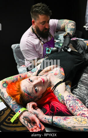 Brighton, UK, 23. Februar 2019 - Ruby Rosepaw erhält einen anderen Tattoo von gazz am 12. jährlichen Brighton Tattoo Convention in der Brighton Centre über das Wochenende mit über 300 erstklassige tattooists nehmen Teil: Simon Dack/Alamy Leben Nachrichten gehalten Stockfoto