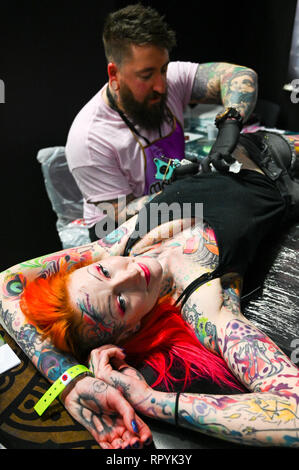 Brighton, UK, 23. Februar 2019 - Ruby Rosepaw erhält einen anderen Tattoo von gazz am 12. jährlichen Brighton Tattoo Convention in der Brighton Centre über das Wochenende mit über 300 erstklassige tattooists nehmen Teil: Simon Dack/Alamy Leben Nachrichten gehalten Stockfoto