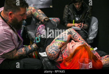 Brighton, UK, 23. Februar 2019 - Ruby Rosepaw erhält einen anderen Tattoo von gazz am 12. jährlichen Brighton Tattoo Convention in der Brighton Centre über das Wochenende mit über 300 erstklassige tattooists nehmen Teil: Simon Dack/Alamy Leben Nachrichten gehalten Stockfoto