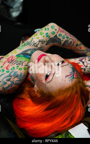 Brighton, UK, 23. Februar 2019 - Ruby Rosepaw erhält einen anderen Tattoo von gazz am 12. jährlichen Brighton Tattoo Convention in der Brighton Centre über das Wochenende mit über 300 erstklassige tattooists nehmen Teil: Simon Dack/Alamy Leben Nachrichten gehalten Stockfoto