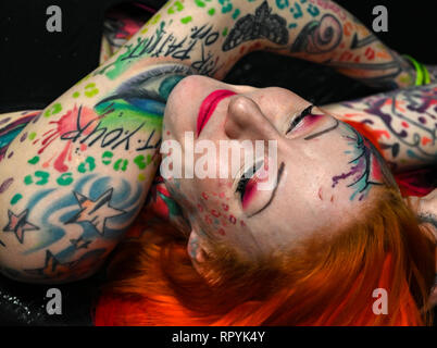 Brighton, UK, 23. Februar 2019 - Ruby Rosepaw erhält einen anderen Tattoo von gazz am 12. jährlichen Brighton Tattoo Convention in der Brighton Centre über das Wochenende mit über 300 erstklassige tattooists nehmen Teil: Simon Dack/Alamy Leben Nachrichten gehalten Stockfoto