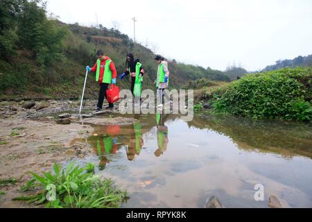 Chongqing, China. 23 Feb, 2019. Freiwillige Patrouille durch einen Fluss in Beibei District, Chongqing, Südwesten Chinas, Feb 23, 2019. Ein Team von fast 30 freiwillige Maßnahmen in einem freiwilligen Dienst im Jahr 2018, mit dem Clearing und der Schutz der lokalen Fluss. Quelle: Wang Tingfu/Xinhua/Alamy leben Nachrichten Stockfoto