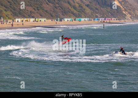 Bournemouth, Dorset, Großbritannien. Februar 2019. Wetter in Großbritannien: Schöner, warmer, sonniger Tag in Bournemouth, wenn Besucher an die Küste fahren, um die Sonne an den Stränden von Bournemouth zu genießen. Jetskifahrer begeistern Besucher des Bournemouth Beach mit ihren akrobatischen Fähigkeiten und Tricks Trick. Jetskifahrer Jetskifahrer Jetskifahrer Jetskifahrer Jetskifahrer Jetskifahrer Jetskifahren Jetskifahren Jetskifahren Jetskifahren. Quelle: Carolyn Jenkins/Alamy Live News Stockfoto