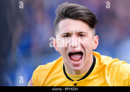 Darmstadt, Deutschland. 23 Feb, 2019. 2. Fussball Bundesliga, SV Darmstadt 98 - Dynamo Dresden 23. Spieltag, in der Merck Stadion am Böllenfalltor. Die Dresdner Baris Atik beschwert sich bei der linienrichter. Foto: Uwe Anspach/dpa - WICHTIGER HINWEIS: In Übereinstimmung mit den Anforderungen der DFL Deutsche Fußball Liga oder der DFB Deutscher Fußball-Bund ist es untersagt, zu verwenden oder verwendet Fotos im Stadion und/oder das Spiel in Form von Bildern und/oder Videos - wie Foto Sequenzen getroffen haben./dpa/Alamy leben Nachrichten Stockfoto