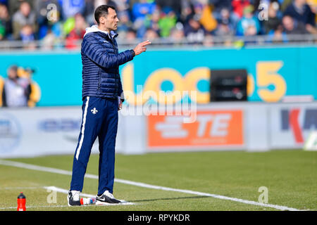 Darmstadt, Deutschland. 23 Feb, 2019. 2. Fussball Bundesliga, SV Darmstadt 98 - Dynamo Dresden 23. Spieltag, in der Merck Stadion am Böllenfalltor. Der Darmstädter interim Coach Kai Peter Schmitz Gesten. Foto: Uwe Anspach/dpa - WICHTIGER HINWEIS: In Übereinstimmung mit den Anforderungen der DFL Deutsche Fußball Liga oder der DFB Deutscher Fußball-Bund ist es untersagt, zu verwenden oder verwendet Fotos im Stadion und/oder das Spiel in Form von Bildern und/oder Videos - wie Foto Sequenzen getroffen haben./dpa/Alamy leben Nachrichten Stockfoto