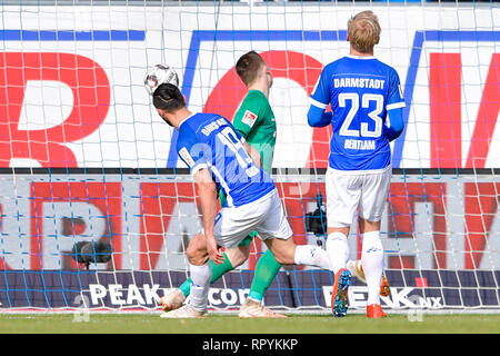 Darmstadt, Deutschland. 23 Feb, 2019. 2. Fussball Bundesliga, SV Darmstadt 98 - Dynamo Dresden 23. Spieltag, in der Merck Stadion am Böllenfalltor. Darmstadts Serdar Dursun (l) Kerben das Ziel zu 2-0. Foto: Uwe Anspach/dpa - WICHTIGER HINWEIS: In Übereinstimmung mit den Anforderungen der DFL Deutsche Fußball Liga oder der DFB Deutscher Fußball-Bund ist es untersagt, zu verwenden oder verwendet Fotos im Stadion und/oder das Spiel in Form von Bildern und/oder Videos - wie Foto Sequenzen getroffen haben./dpa/Alamy leben Nachrichten Stockfoto