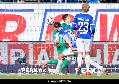 Darmstadt, Deutschland. 23 Feb, 2019. 2. Fussball Bundesliga, SV Darmstadt 98 - Dynamo Dresden 23. Spieltag, in der Merck Stadion am Böllenfalltor. Darmstadts Serdar Dursun (M) Kerben das Ziel zu 2-0. Foto: Uwe Anspach/dpa - WICHTIGER HINWEIS: In Übereinstimmung mit den Anforderungen der DFL Deutsche Fußball Liga oder der DFB Deutscher Fußball-Bund ist es untersagt, zu verwenden oder verwendet Fotos im Stadion und/oder das Spiel in Form von Bildern und/oder Videos - wie Foto Sequenzen getroffen haben./dpa/Alamy leben Nachrichten Stockfoto