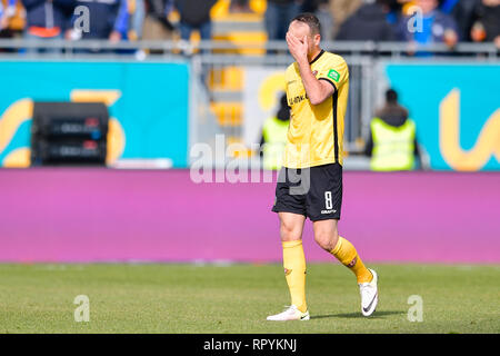 Darmstadt, Deutschland. 23 Feb, 2019. 2. Fussball Bundesliga, SV Darmstadt 98 - Dynamo Dresden 23. Spieltag, in der Merck Stadion am Böllenfalltor. Die Dresdner Rico Benatelli verlässt die Tonhöhe bei Halbzeit. Foto: Uwe Anspach/dpa - WICHTIGER HINWEIS: In Übereinstimmung mit den Anforderungen der DFL Deutsche Fußball Liga oder der DFB Deutscher Fußball-Bund ist es untersagt, zu verwenden oder verwendet Fotos im Stadion und/oder das Spiel in Form von Bildern und/oder Videos - wie Foto Sequenzen getroffen haben./dpa/Alamy leben Nachrichten Stockfoto