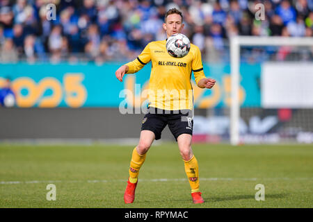 Darmstadt, Deutschland. 23 Feb, 2019. 2. Fussball Bundesliga, SV Darmstadt 98 - Dynamo Dresden 23. Spieltag, in der Merck Stadion am Böllenfalltor. Die Dresdner Jannik Müller spielt den Ball. Foto: Uwe Anspach/dpa - WICHTIGER HINWEIS: In Übereinstimmung mit den Anforderungen der DFL Deutsche Fußball Liga oder der DFB Deutscher Fußball-Bund ist es untersagt, zu verwenden oder verwendet Fotos im Stadion und/oder das Spiel in Form von Bildern und/oder Videos - wie Foto Sequenzen getroffen haben./dpa/Alamy leben Nachrichten Stockfoto