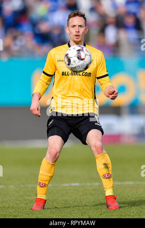 Darmstadt, Deutschland. 23 Feb, 2019. 2. Fussball Bundesliga, SV Darmstadt 98 - Dynamo Dresden 23. Spieltag, in der Merck Stadion am Böllenfalltor. Die Dresdner Jannik Müller spielt den Ball. Foto: Uwe Anspach/dpa - WICHTIGER HINWEIS: In Übereinstimmung mit den Anforderungen der DFL Deutsche Fußball Liga oder der DFB Deutscher Fußball-Bund ist es untersagt, zu verwenden oder verwendet Fotos im Stadion und/oder das Spiel in Form von Bildern und/oder Videos - wie Foto Sequenzen getroffen haben./dpa/Alamy leben Nachrichten Stockfoto