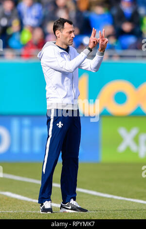 Darmstadt, Deutschland. 23 Feb, 2019. 2. Fussball Bundesliga, SV Darmstadt 98 - Dynamo Dresden 23. Spieltag, in der Merck Stadion am Böllenfalltor. Der Darmstädter interim Coach Kai Peter Schmitz Gesten. Foto: Uwe Anspach/dpa - WICHTIGER HINWEIS: In Übereinstimmung mit den Anforderungen der DFL Deutsche Fußball Liga oder der DFB Deutscher Fußball-Bund ist es untersagt, zu verwenden oder verwendet Fotos im Stadion und/oder das Spiel in Form von Bildern und/oder Videos - wie Foto Sequenzen getroffen haben./dpa/Alamy leben Nachrichten Stockfoto