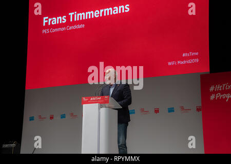 Madrid, Spanien. 23. Februar, 2019. Frans Timmermansr, PES gemeinsamen Kandidaten beobachtet, als er bei der Wahl der Kongress der Sozialdemokratischen Partei Europas (SPE) in Madrid Quelle: Jesús Hellin/Alamy leben Nachrichten Stockfoto