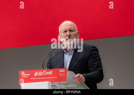 Madrid, Spanien. 23. Februar, 2019. Frans Timmermansr, PES gemeinsamen Kandidaten beobachtet, als er bei der Wahl der Kongress der Sozialdemokratischen Partei Europas (SPE) in Madrid Quelle: Jesús Hellin/Alamy leben Nachrichten Stockfoto