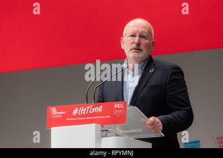 Madrid, Spanien. 23. Februar, 2019. Frans Timmermansr, PES gemeinsamen Kandidaten beobachtet, als er bei der Wahl der Kongress der Sozialdemokratischen Partei Europas (SPE) in Madrid Quelle: Jesús Hellin/Alamy leben Nachrichten Stockfoto