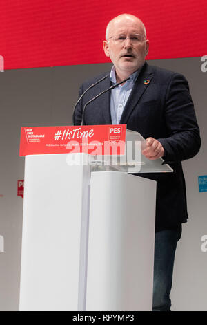 Madrid, Spanien. 23. Februar, 2019. Frans Timmermansr, PES gemeinsamen Kandidaten beobachtet, als er bei der Wahl der Kongress der Sozialdemokratischen Partei Europas (SPE) in Madrid Quelle: Jesús Hellin/Alamy leben Nachrichten Stockfoto