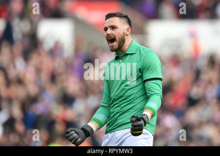 Stoke-on-Trent, Staffordshire, Großbritannien. 23 Feb, 2019. Jack Butland (1) von Stoke City tragen eine Replik Gordon Banken t-shirt, in Erinnerung an den ehemaligen Stoke City Torwart, feiert nach shis Seite ein Tor während der Sky Bet Championship Match zwischen Stoke City und Aston Villa im Britannia Stadium, Stoke-on-Trent am Samstag, 23. Februar 2019. (Credit: Jon Hobley | MI Nachrichten) Credit: MI Nachrichten & Sport/Alamy leben Nachrichten Stockfoto