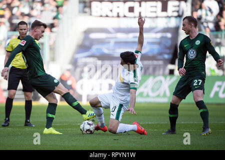 München, Deutschland. 23. Februar, 2019. 23. Februar 2019, Nordrhein-Westfalen, Mönchengladbach: Fußball: Bundesliga, Borussia Mönchengladbach - VfL Wolfsburg, 23. Spieltag. Gladbach ist Lars Stindl (r) und Yannick Gerhardt aus Wolfsburg versuchen, den Ball zu spielen. Foto: Federico Gambarini/dpa - WICHTIGER HINWEIS: In Übereinstimmung mit den Anforderungen der DFL Deutsche Fußball Liga oder der DFB Deutscher Fußball-Bund ist es untersagt, zu verwenden oder verwendet Fotos im Stadion und/oder das Spiel in Form von Bildern und/oder Videos - wie Foto Sequenzen getroffen haben. Quelle: dpa Picture alliance/Alamy L Stockfoto