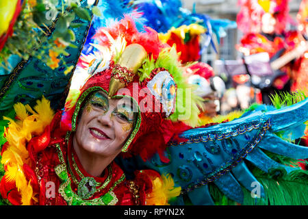 Bremen, Deutschland. 23. Februar 2019. Mitglieder aus dem Bremer Samba Gruppe Alegria. Die bremer Samba Karneval findet in strahlendem Sonnenschein mit Teilnehmern tragen bunte Kostüme. Foto: Lebendige Bilder/Alamy leben Nachrichten Stockfoto