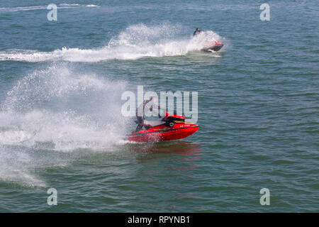 Bournemouth, Dorset, Großbritannien. Februar 2019. Wetter in Großbritannien: Jetskifahrer begeistern Besucher des Bournemouth Strandes mit ihren akrobatischen Fähigkeiten und Tricks an einem warmen sonnigen Tag. Jetskifahrer Jetskifahrer Jetskis Jetskis Jetski Jetski Jetskifahrer Jetskifahrer Jetskifahren Jetskifahren Jetski. Stockfoto