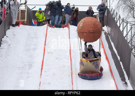 Moskau, Russland. 23 Feb, 2019. Ein Mann reitet ein Schlitten als Luftschiff während eines Wettbewerbs von handgefertigten Schlitten in Moskau, Russland eingerichtet, Jan. 23, 2019. Credit: Alexander Zemlianichenko Jr/Xinhua/Alamy leben Nachrichten Stockfoto