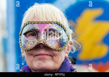 Glasgow, Schottland, Großbritannien. 23. Februar, 2019. Eine Frau mit einer Maske verbindet die Rallye für 1950 geboren Schottische Frauen gegen staatliche Rente Ungerechtigkeit, Waspi. Frauen, die in den 1950er Jahren geboren wurden, haben die qualifizierende Alter ihrer staatlichen Rente von bis zu sechs Jahren, die sich in Rente Verluste von bis zu £ 48.000 geändert hatte. Credit: Skully/Alamy leben Nachrichten Stockfoto