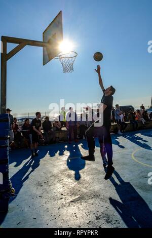 Brighton, Sussex, UK. 23. Februar, 2019. Menschen spielen Basketball am Strand Gerichte in Brighton im hellen Frühling - wie Winter Sonne am Samstag, Februar 23, 2019. Credit: Julie Edwards/Alamy leben Nachrichten Stockfoto