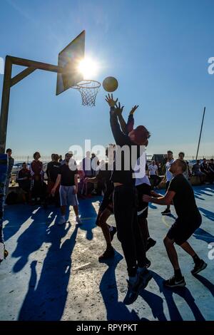 Brighton, Sussex, UK. 23. Februar, 2019. Menschen spielen Basketball am Strand Gerichte in Brighton im hellen Frühling - wie Winter Sonne am Samstag, Februar 23, 2019. Credit: Julie Edwards/Alamy leben Nachrichten Stockfoto