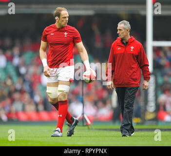 Fürstentum Stadium, Cardiff, UK. 23 Feb, 2019. Guinness sechs Nationen Rugby, Wales gegen England; Alun Wyn Jones (Kapitän) von Wales spricht mit Wales Angriff Trainer Rob Howley im Warm up Credit: Aktion plus Sport/Alamy leben Nachrichten Stockfoto