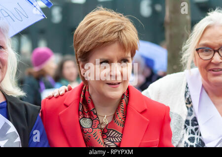 Glasgow, Schottland, Großbritannien. 23. Februar, 2019. Der erste Minister von Schottland Nicola Sturgeon MSP verbindet die Rallye für 1950 geboren Schottische Frauen gegen staatliche Rente Ungerechtigkeit, Waspi. Frauen, die in den 1950er Jahren geboren wurden, haben die qualifizierende Alter ihrer staatlichen Rente von bis zu sechs Jahren, die sich in Rente Verluste von bis zu £ 48.000 geändert hatte. Credit: Skully/Alamy leben Nachrichten Stockfoto