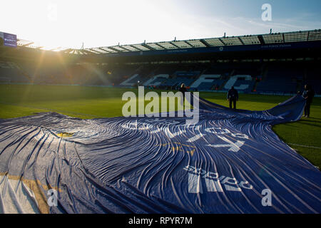 King Power Stadion, Leicester, Großbritannien. 23 Feb, 2019. EPL Premier League Fußball, Leicester City gegen Crystal Palace; eine riesige Leicester City T-shirt ist auf dem Feld entfaltete Kick-off Credit: Aktion plus Sport/Alamy leben Nachrichten Stockfoto