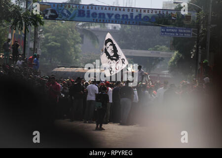 Cucuta, Kolumbien. 22 Feb, 2019. Die Demonstranten schwenkten eine Fahne mit dem Bild von Che Guevara an der Simon Bolivar Brücke an der Grenze zwischen Kolumbien und Venezuela. Kolumbiens Staatschef Duque hat für die freie Einfuhr von Hilfsgütern nach Venezuela genannt. Die Blockade der Beihilfen, die von der venezolanischen Opposition organisiert ist ein 'Attentat' auf Menschenrechte, sagte er. Credit: Rafael Hernandez/dpa/Alamy leben Nachrichten Stockfoto