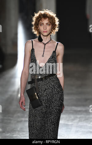 Mailand, Italien. 23 Feb, 2019. Foto Matteo Rossetti/LaPresse 23 Febbraio 2019 Milano, Italia Moda Milano Fashione Woche autunno Inverno 2019/2020 Nella Foto: La sfilata di Cividini Foto Matteo Rossetti/LaPresse Februar 23th, 2019 Mailand, Italien Mode Milano Fashion Week im Foto: Cividini catwalk Credit: LaPresse/Alamy leben Nachrichten Stockfoto