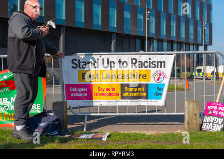 Salford, Greater Manchester, UK. 23. Februar, 2019. Antifaschistische Demonstranten halten einen Zähler Kundgebung an MediaCity in Salford gegen Pläne der ehemalige Führer der English Defence League gegen den BBC zu demonstrieren. Credit: Alvaro Velazquez Gardeta/Alamy leben Nachrichten Stockfoto