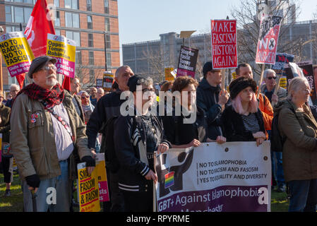 Salford, Greater Manchester, UK. 23. Februar, 2019. Antifaschistische Demonstranten halten einen Zähler Kundgebung an MediaCity in Salford gegen Pläne der ehemalige Führer der English Defence League gegen den BBC zu demonstrieren. Credit: Alvaro Velazquez Gardeta/Alamy leben Nachrichten Stockfoto