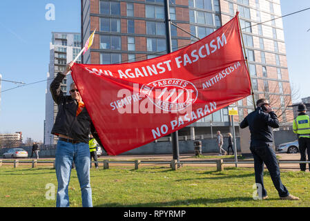 Salford, Greater Manchester, UK. 23. Februar, 2019. Antifaschistische Demonstranten halten einen Zähler Kundgebung an MediaCity in Salford gegen Pläne der ehemalige Führer der English Defence League gegen den BBC zu demonstrieren. Credit: Alvaro Velazquez Gardeta/Alamy leben Nachrichten Stockfoto