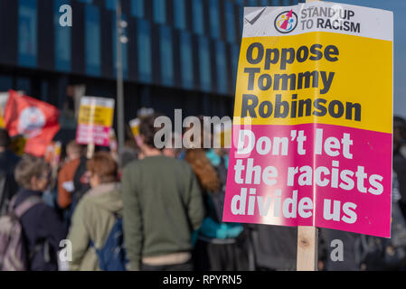 Salford, Greater Manchester, UK. 23. Februar, 2019. Antifaschistische Demonstranten halten einen Zähler Kundgebung an MediaCity in Salford gegen Pläne der ehemalige Führer der English Defence League gegen den BBC zu demonstrieren. Credit: Alvaro Velazquez Gardeta/Alamy leben Nachrichten Stockfoto