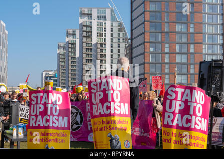 Salford, Greater Manchester, UK. 23. Februar, 2019. Antifaschistische Demonstranten halten einen Zähler Kundgebung an MediaCity in Salford gegen Pläne der ehemalige Führer der English Defence League gegen den BBC zu demonstrieren. Credit: Alvaro Velazquez Gardeta/Alamy leben Nachrichten Stockfoto