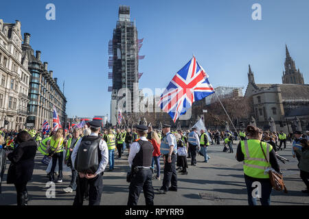 London, Großbritannien. 23. Februar, 2019. Pro-Brexit Demonstranten, die sich selbst die "Bewegung blockieren Straßen Gelb UK' und Verkehr während Protest marschieren durch Westminster. Die rechten Nationalisten kurz mit Polizei und wütenden Fahrer kollidierte während aggressiv anspruchsvolle Großbritannien der EU ohne einen Ausgang behandeln lassen. Credit: Guy Corbishley/Alamy leben Nachrichten Stockfoto