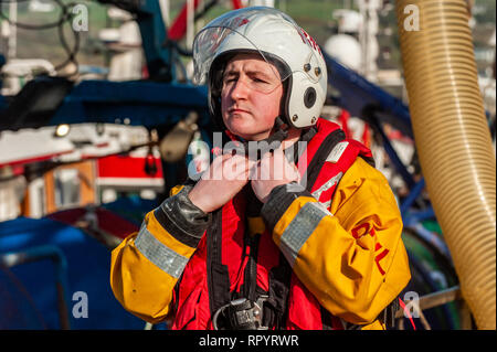 Union Hall, West Cork, Irland. 23 Feb, 2019. Ein rnli Lifeboat crew bereitet in einem Mann-über-Bord-Position Demonstration für die Öffentlichkeit zu beteiligen. Der Union Halle Rettungsboot wurde 10 Mal im Jahr 2018 genannt und einmal so weit in diesem Jahr. Credit: Andy Gibson/Alamy Leben Nachrichten. Stockfoto