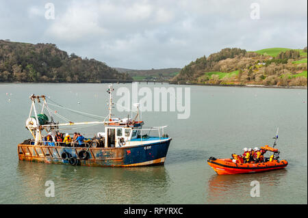 Union Hall, West Cork, Irland. 23 Feb, 2019. RNLI Lifeboat 'Margaret Sitzbank von Solihull' steht als Teil einer Mann-über-Bord-Position Demonstration für die allgemeine Öffentlichkeit. Der Union Halle Rettungsboot wurde 10 Mal im Jahr 2018 genannt und einmal so weit in diesem Jahr. Credit: Andy Gibson/Alamy Leben Nachrichten. Stockfoto