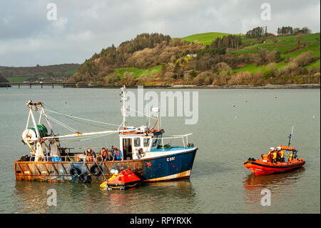 Union Hall, West Cork, Irland. 23 Feb, 2019. RNLI Lifeboat 'Margaret Sitzbank von Solihull' steht als Teil einer Mann-über-Bord-Position Demonstration für die allgemeine Öffentlichkeit. Der Union Halle Rettungsboot wurde 10 Mal im Jahr 2018 genannt und einmal so weit in diesem Jahr. Credit: Andy Gibson/Alamy Leben Nachrichten. Stockfoto