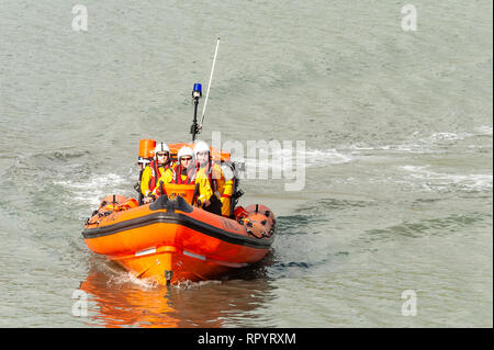 Union Hall, West Cork, Irland. 23 Feb, 2019. RNLI Lifeboat 'Margaret Sitzbank von Solihull' steht als Teil einer Mann-über-Bord-Position Demonstration für die allgemeine Öffentlichkeit. Der Union Halle Rettungsboot wurde 10 Mal im Jahr 2018 genannt und einmal so weit in diesem Jahr. Credit: Andy Gibson/Alamy Leben Nachrichten. Stockfoto