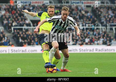 NEWCASTLE UPON TYNE, Großbritannien. 23. Februar der Huddersfield Town Laurent Depoitre Wettbewerbe für den Ball mit Newcastle United Sean Longstaff während der Premier League Match zwischen Newcastle United und Huddersfield Town in der St. James's Park, Newcastle am Samstag, 23. Februar 2019. (Credit: Steven Hadlow | MI Nachrichten) Credit: MI Nachrichten & Sport/Alamy leben Nachrichten Stockfoto