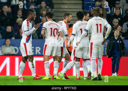 Leicester, Leicestershire, UK. 23 Feb, 2019. Michy Batshuayi von Crystal Palace feiert die Eröffnung nach dem Scoring Ziel des Spiels mit Andros Townsend von Crystal Palace. Während der Premier League Match zwischen Leicester City und Crystal Palace für die King Power Stadion, Leicester am Samstag, 23. Februar 2019. (Credit: Alan Hayward | MI Nachrichten) Credit: MI Nachrichten & Sport/Alamy Live News Credit: MI Nachrichten & Sport/Alamy leben Nachrichten Stockfoto