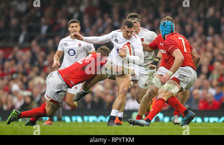 Fürstentum Stadium, Cardiff, UK. 23 Feb, 2019. Guinness sechs Nationen Rugby, Wales gegen England; Jonny kann von England wird durch Hadleigh Parkes von Wales Kredit angegangen: Aktion plus Sport/Alamy leben Nachrichten Stockfoto