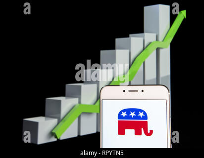 Februar 11, 2019 - Hong Kong - amerikanischen Liberalen, progressiven und linken demokratischen Partei Symbol ist auf ein Android mobile Gerät mit einem Aufstieg Wachstumsdiagramm im Hintergrund zu sehen. (Bild: © Miguel Candela/SOPA Bilder über ZUMA Draht) Stockfoto