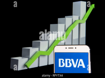 Februar 11, 2019 - Hong Kong - Spanische multinationale BBVA bank Logo ist auf ein Android mobile Gerät mit einem Aufstieg Wachstumsdiagramm im Hintergrund zu sehen. (Bild: © Miguel Candela/SOPA Bilder über ZUMA Draht) Stockfoto