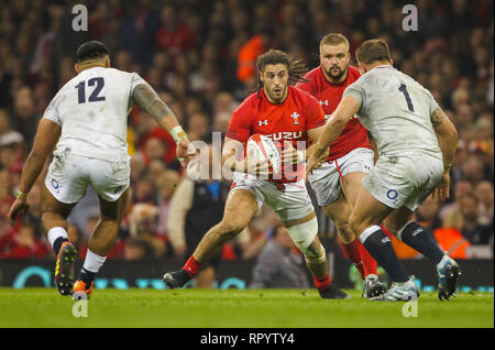 Fürstentum Stadium, Cardiff, UK. 23 Feb, 2019. Guinness sechs Nationen Rugby, Wales gegen England; Josh Navidi von Wales startet einen Angriff Credit: Aktion plus Sport/Alamy leben Nachrichten Stockfoto