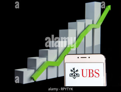 Februar 11, 2019 - Hong Kong - Schweizer multinationalen Investitionen Bank- und Finanzdienstleistungen Unternehmens UBS Group Logo ist auf ein Android mobile Gerät mit einem Aufstieg Wachstumsdiagramm im Hintergrund zu sehen. (Bild: © Miguel Candela/SOPA Bilder über ZUMA Draht) Stockfoto
